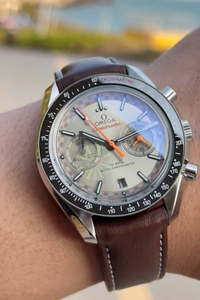 Omega Speedmaster Racing Chronograph 44.25mm Master Chronometer Model: 329.32.44.51.01.001 In 1957, Omega launched the Speedmaster series, specifically designed for motorsports.This design is also known as the "Racing Dial" with its matte black panda dial. The orange and white lacquered hands, along with the white 18K gold arrow-shaped hour markers, are coated with white Super-LumiNova® luminescent material. One end is accented with an orange emblem.Case diameter: 44.25mm. Powered by the TVS-developed 9900-type Master Chronometer Dual-T movement. The 3 o'clock sub-dials display [12-hour] and [60-minute] cumulative chronograph functions.All functions and aesthetics remain faithful to the original. A masterpiece of TVS craftsmanship. Vibration frequency: 28,800 vibrations per hour Power reserve: 60 hours Stainless steel case and bracelet. Double-sided anti-reflective, scratch-resistant curved glass. Unmistakably racing-inspired, captivating at first glance—transporting you to the racetrack to experience the thrill of speed.